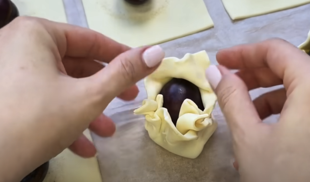 Crispy Plum Puff Pastry Flowers - Τραγανά σνακ για μικρούς και μεγάλους!